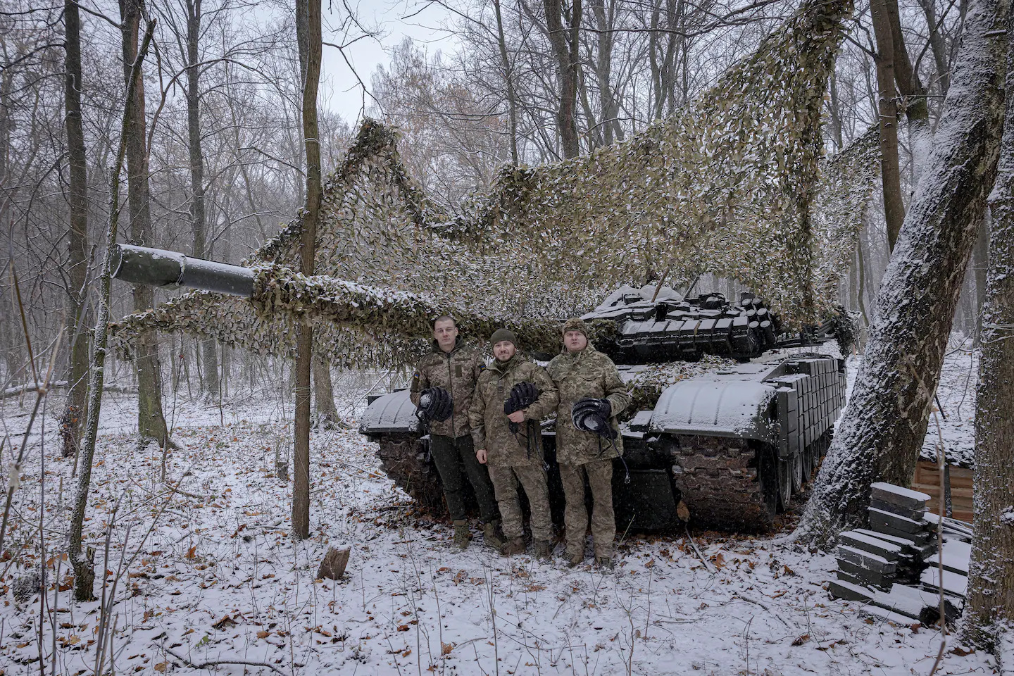 Командир танка Назар, 23 роки, разом із однополчанами Русланом, 35 ​​років, та Андрієм, 37 років, на резервній позиції в Сумській області України, 6 грудня. Війська 95-ї української бригади готувалися отримати наказ повернутися до Росії Курська обл.